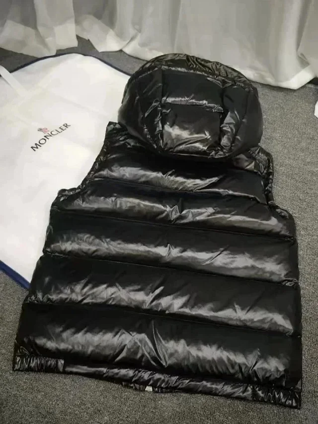 Moncler bormes down vest black